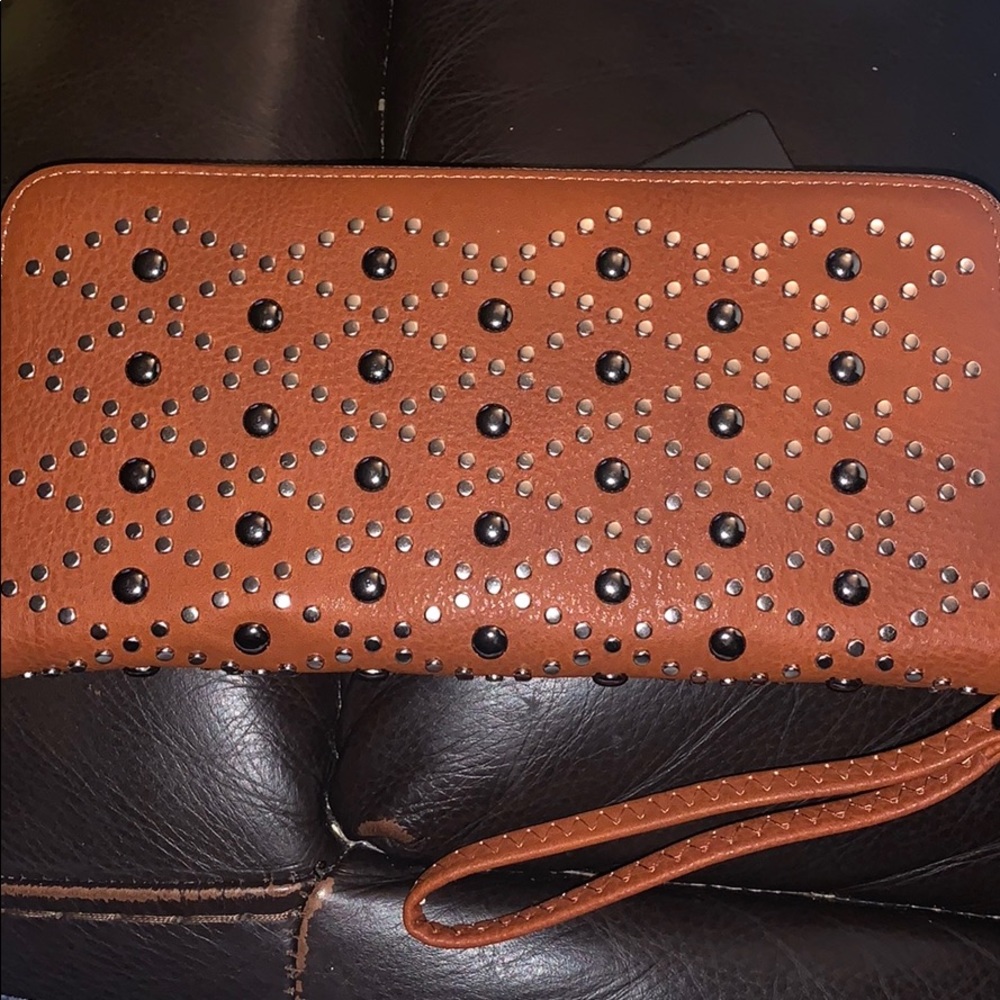 New DESIGN STUDIO MMS LIGHT BROWN LEATHERETTE ZIP CLUTCH with STUDS brand new